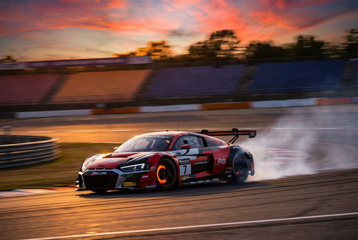 海角网奥迪R8赛道视频